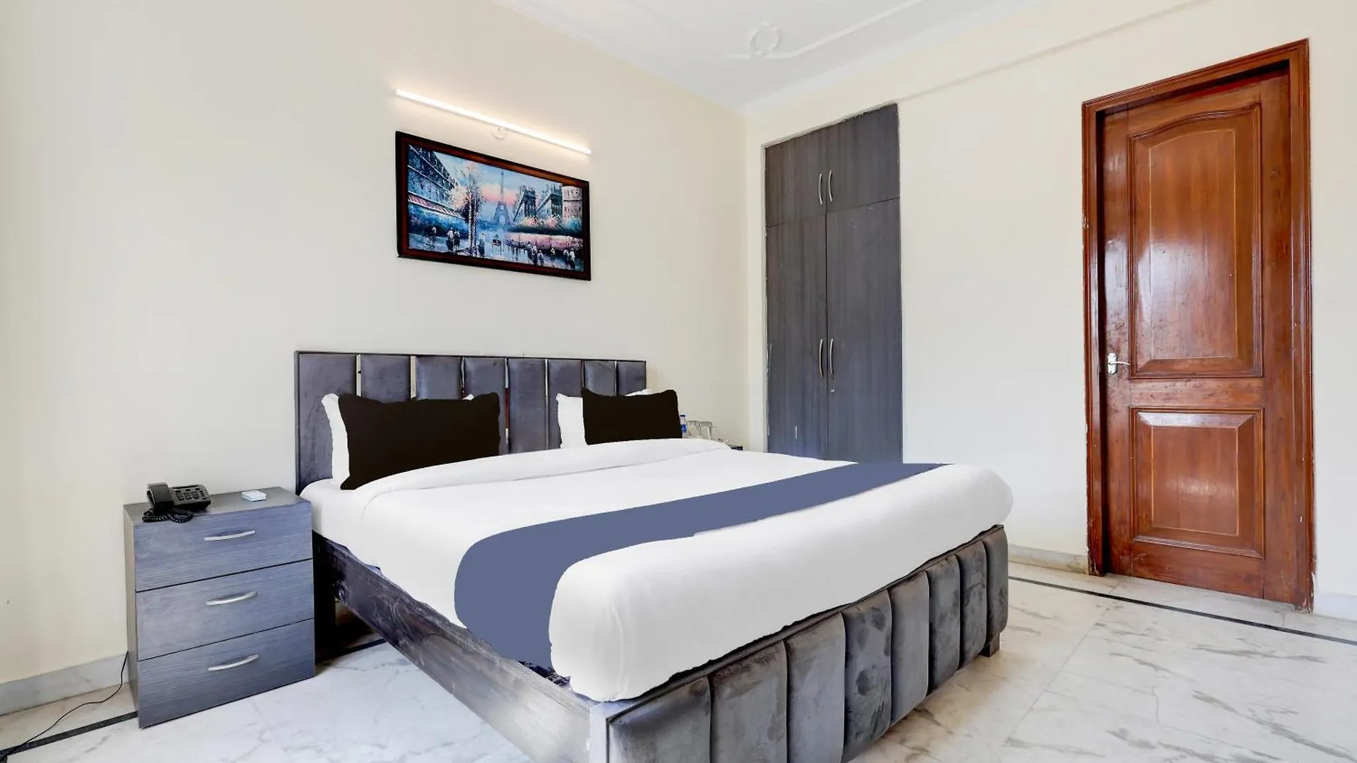 Tulip Stay - 3Bhk Golf Course Road, Near Hong Kong Market & Metro Mall Γκουργκάον 0*,  Ινδία