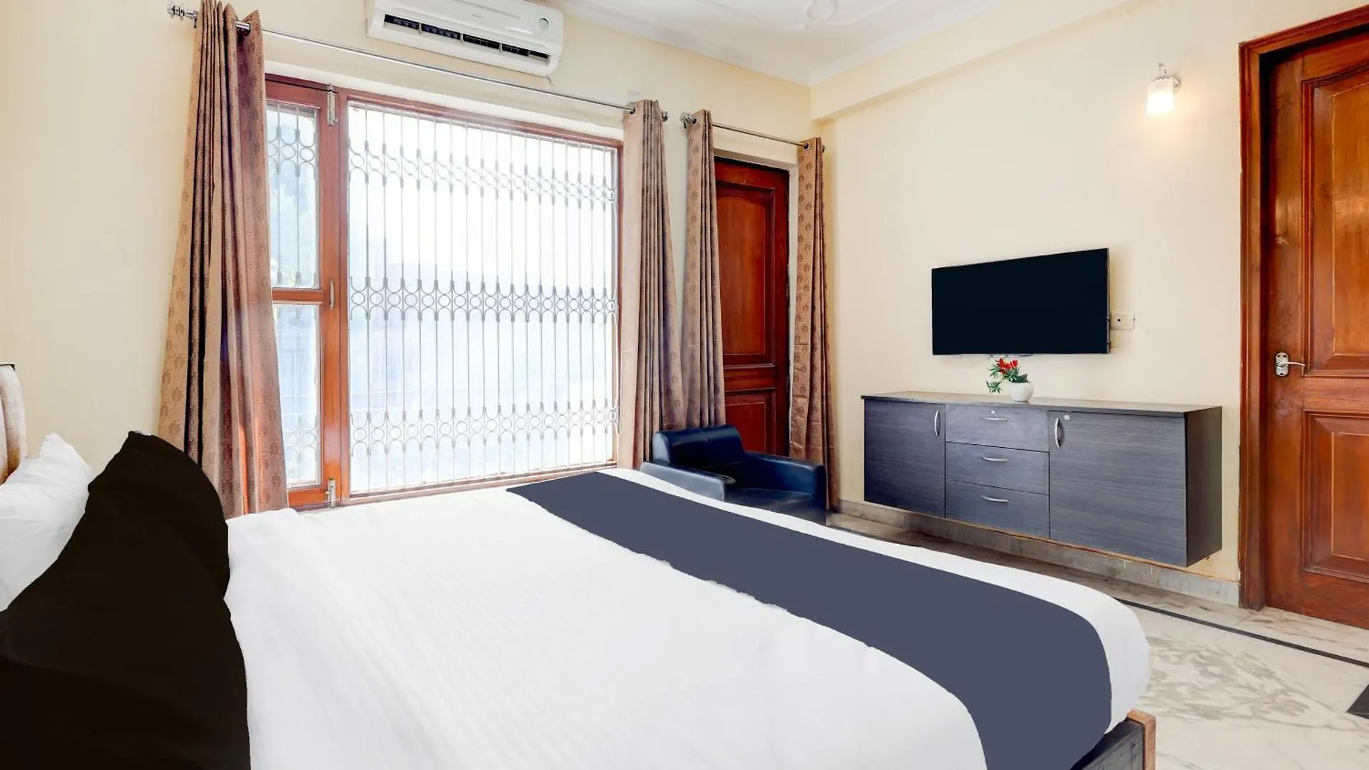 Διαμέρισμα Tulip Stay - 3Bhk Golf Course Road, Near Hong Kong Market & Metro Mall Γκουργκάον Ινδία